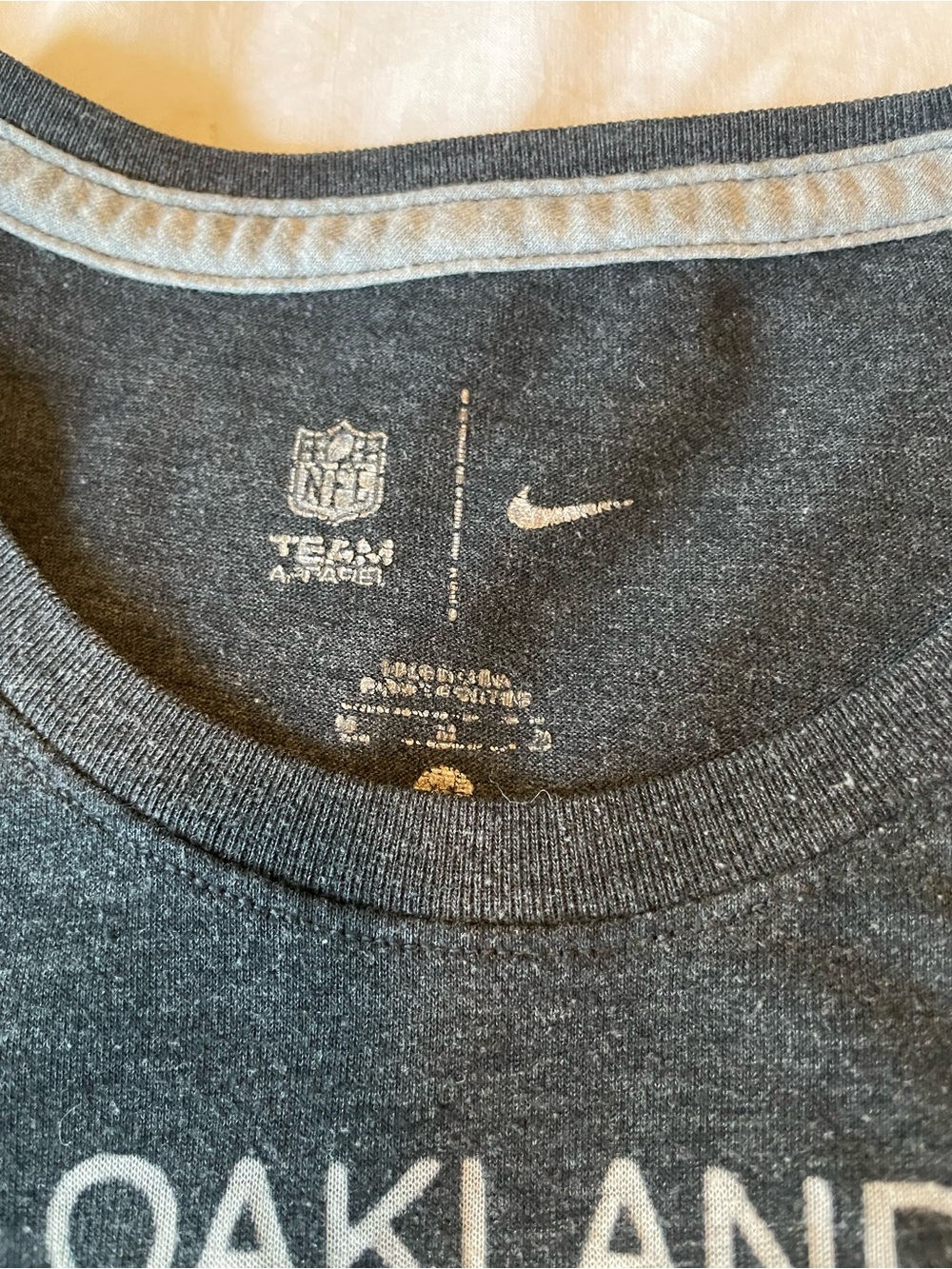Nike Oakland Raiders Women’s Short Sleeve Tee Size Medium - Picture 3 of 3